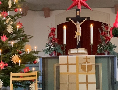 Christvesper auf YouTube – Weihnachtskerze und Andacht vor der Kirche
